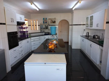 6 Bedroom House